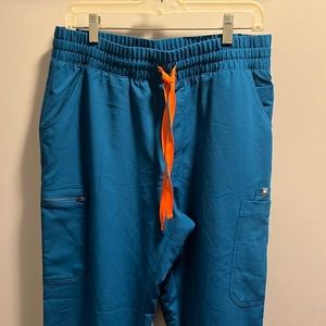 Brand new scrubs with lots of pockets